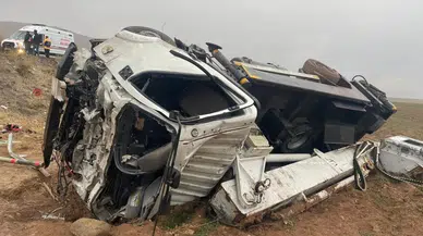 Van'da Feci Kaza! 3 Araç Birbirine Girdi, 10 Yaralı