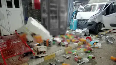 Sivas'ta Kontrolden Çıkan Kamyonet Markete Girdi: 2 Kişi Yaralandı
