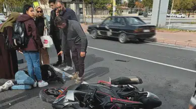 Otomobille çarpışan motosiklet sürücüsü havaya savruldu