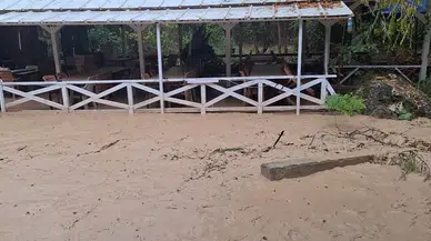 Girlevik Şelalesi Çamura Bulandı: Restoranları Su Bastı