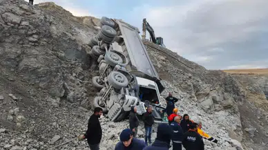 Sivas Ulaş’ta Taş Ocağında Kamyon Devrildi