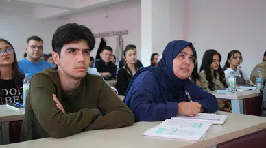 Anne ve Oğul Aynı Bölümde: Üniversite Sıralarında Buluştular