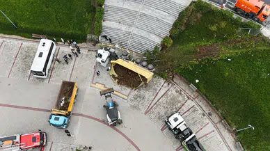 Önce Araçlara Çarptı, Sonra Otoparka Düştü! O Anlar Kamerada