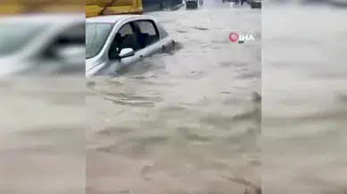 İstanbul'da Korku Dolu Anlar! Sel Suları Aracı Böyle Sürükledi