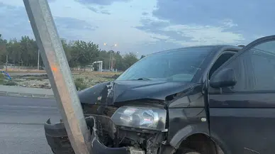 Direksiyon Hakimiyetini Kaybetti! Araç Aydınlatma Direğine Çarptı