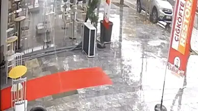 Otomobil Kafeye Daldı! Kadının Ölümden Döndüğü Anlar Kamerada