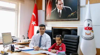 Minik Öğrenciden Kaymakam’a Ziyaret: Ödevini Yerinde Tamamladı