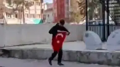Kameraya Yansıyan Gurur: Kaldırımdaki Bayrağı Öpüp Kaldırdı