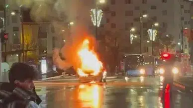 Seyir Halindeki Taksi Alev Alev Yandı: Araç Küle Döndü