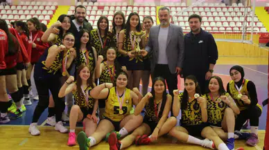 Genç sporcular sahada ter döktü: İl birinciliğinde kupa sevinci