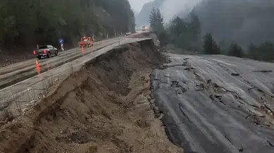 Sivas Yolu Feke Mevkiinde Heyelan: Helikopter Pisti Kullanılamıyor