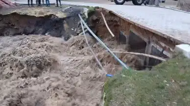 Sağanak Yağış Sele Neden Oldu: Dere Yatağındaki Köprü Yıkıldı