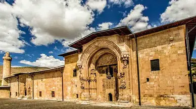 Yerli ve Yabancı Turistlerin Akınına Uğrayan Sivas’ın Tarihi Merkezi