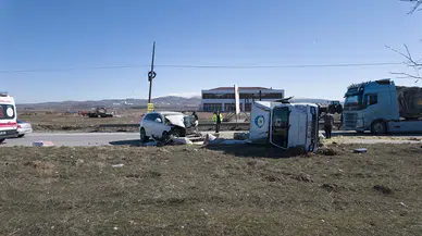 Gemerek İlçe Girişinde Zincirleme Kaza: 2 Yaralı