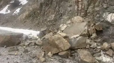 Deprem Sonrası Görüntüler Çıktı: Kayalar Yola Yuvarlandı