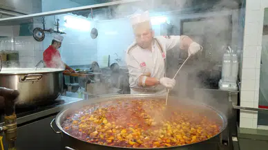 Belediye Ekiplerinden Bin Kişiye Kapı Kapı İftar Hizmeti