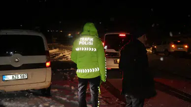Yoğun Kar ve Tipi Sivas Bağlantılı Kara Yolunu Kapatttı