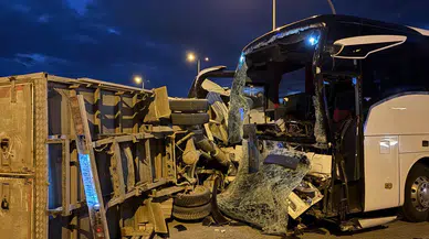 Korkutan Kaza: Yolcu Otobüsü Devrilen Kamyonete Çarptı