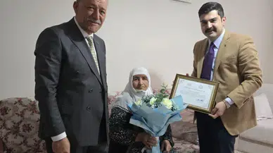 Gürün’de Okuma Azmiyle Dikkat Çeken Hacer Teyze’ye Özel Ödül