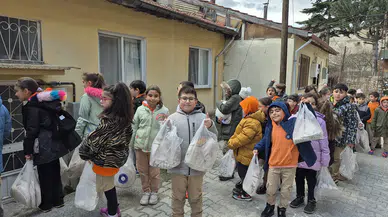 Öğrencilerden Alkışlanacak Hareket: Yaşlılara Pide İkramı