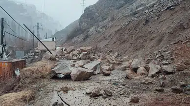 Yusufeli’nde Heyelan Yolu Kapattı: Grup Yolu Kontrollü Açıldı