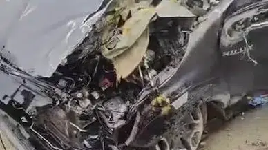 Bariyerlere çarpan pikap hurdaya döndü! 2 kişi yaralandı