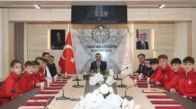Sivas’ta Başarı Dolu Ziyaret: Genç Yazar ve İl Şampiyonu Takım Müdürlükte