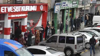 Soğuk Havada Uzayan Kuyruklar Tepki Çekiyor