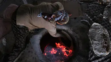 Asırlık Gelenek: Kadınlar Ramazan İçin Tandır Başında