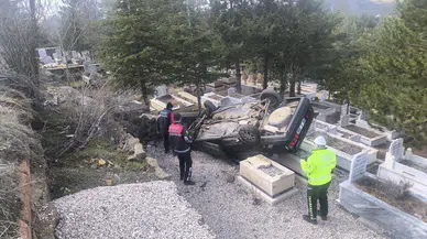 Kontrolden Çıkan Otomobil Mezarlığa Uçtu: 2 Yaralı