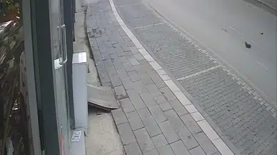 Kontrolden Çıkan Otomobil Markete Girdi: 2 Kişi Yaralandı