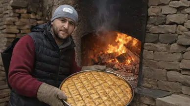 Gördes Baklavası: İncecik Yufka ve Yerel Tereyağıyla Odun Ateşinde Pişiyor