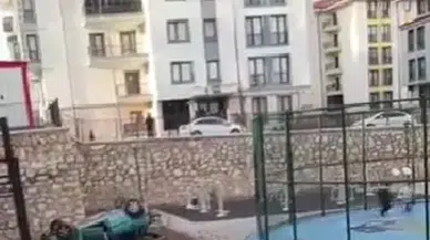 Sivas’ta otomobil takla attı: Araç ters döndü, çocuklar oyunlarına devam etti