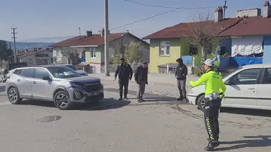 Karabük’te İki Otomobil Çarpıştı: 3 Kişi Yaralandı!