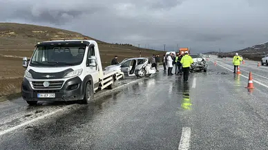 Sivas-Tokat Karayolunda Can Pazarı: 3 Araç Birbirine Girdi