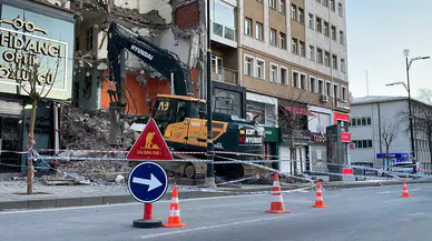 Sivas'ta yıkım sırasında bitişikteki bina hasar gördü, 21 daireli bina tahliye edildi