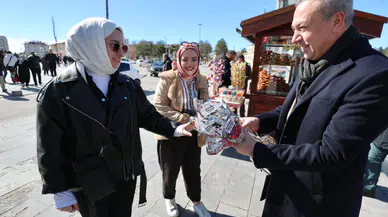 Sivas Belediye Başkanı Adem Uzun Kent Meydanında Çiçek Dağıttı!