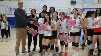 “Evinin Sultanları” Voleybol Turnuvası Mecnun Otyakmaz Spor Salonunda Sona Erdi