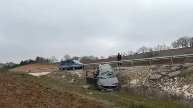 Direksiyon hâkimiyetini kaybeden sürücü tarlaya uçtu