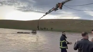 Sel Sularına Kapılan Traktör Sürücüsü Vinçle Kurtarıldı