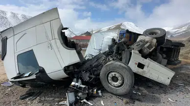 Hakkari Yüksekova’da Kar Yağışı Nedeniyle Tır Devrildi: Sürücü Yaralı