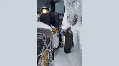 Kardan Kapanan Yolda Bebek İş Makineleriyle Kurtarıldı!