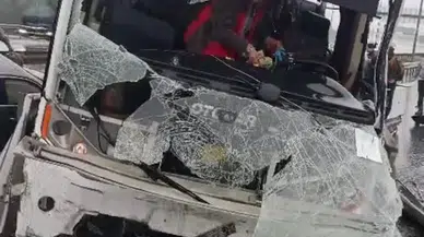 İstanbul Başakşehir'de polis memurlarını taşıyan servis aracı kaza yaptı