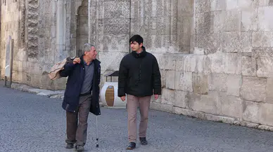 Sivas'ta Mendil Satarken Turistlere Tarih Dersi Veren Satıcı