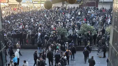 Hamaney’in Ölümü Sonrası İran Sokaklarında Yüz Binler Toplandı