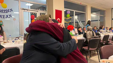 Şehit Anneleri Öğrencileri Kendi Evlatları Gibi Bağrına Bastı