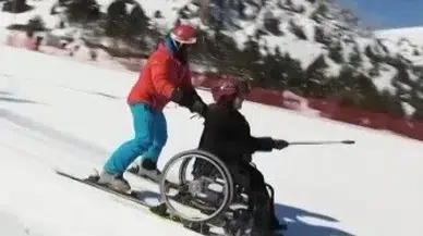 İmkansızı Başardı: Tekerlekli Sandalyesiyle Kayak Yaptı!