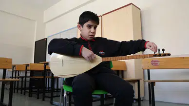 Sivas’ta Görme Engelli Genç, Bağlamadaki Yetenek ve Azmiyle Dikkat Çekiyor