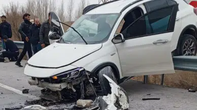 Kontrolden çıkan otomobil bariyerlerde asılı kaldı