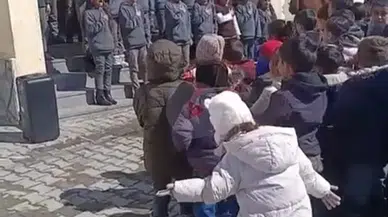 Ağrı’da 5 Yaşındaki Kız Çocuğu İlahiye Ritimle Eşlik Etti, Viral Oldu